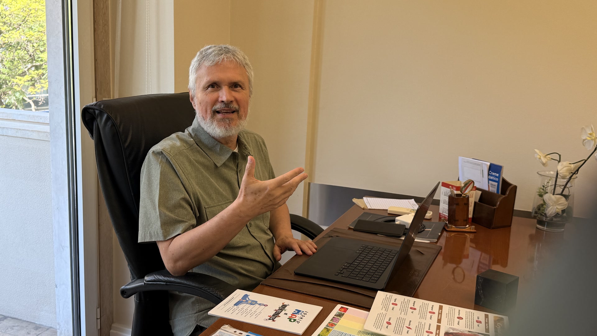 Dr. Gabriel Campuzano no seu consultório em Lisboa