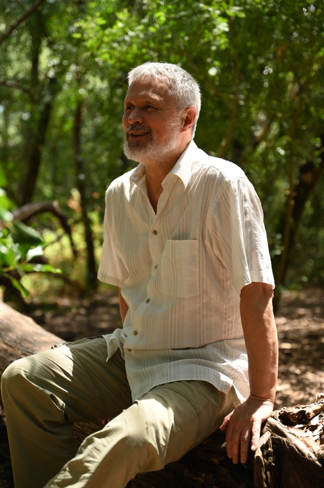 Dr. Gabriel Campuzano Piña, sentado na floresta